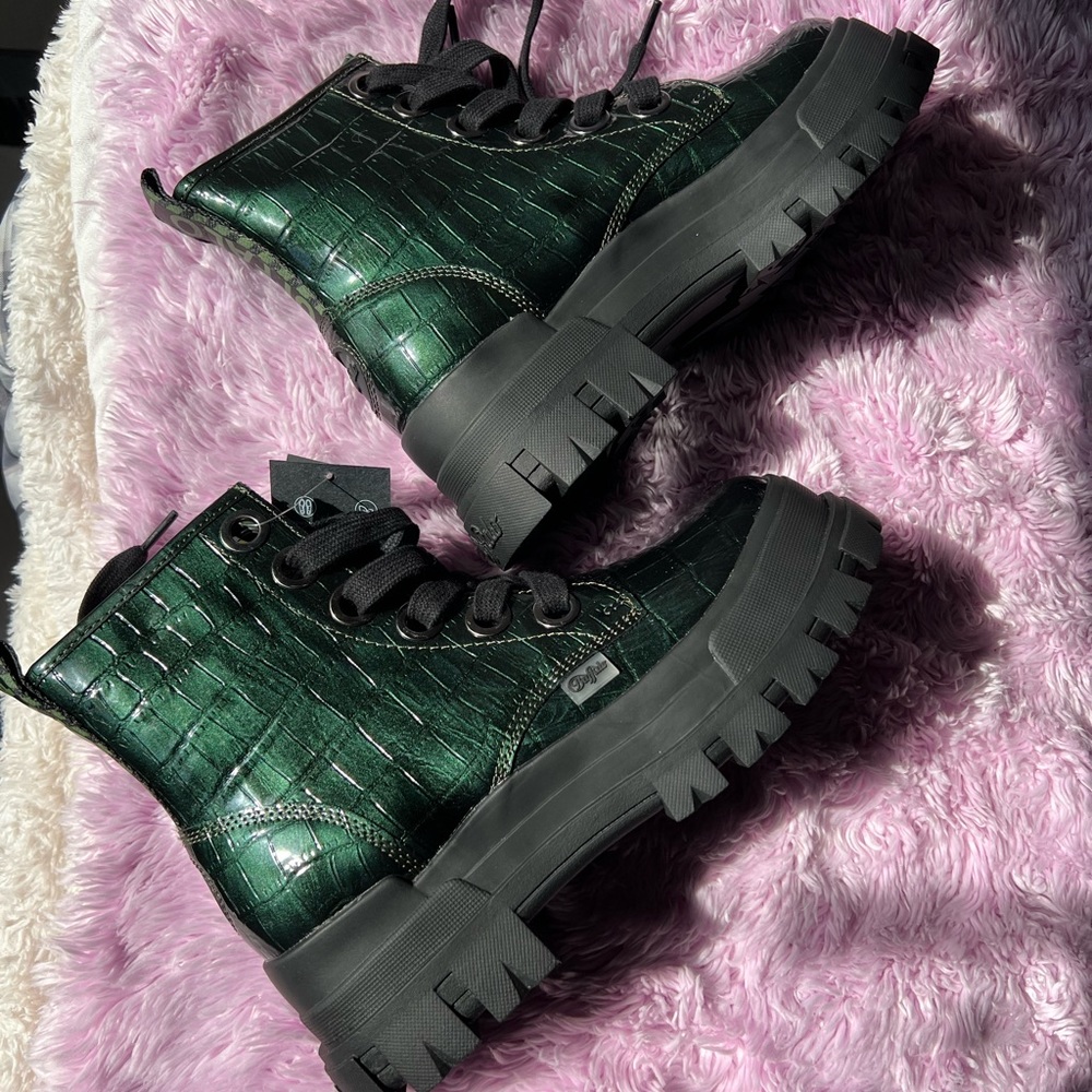 NWT buffalo boots emerald green size 9